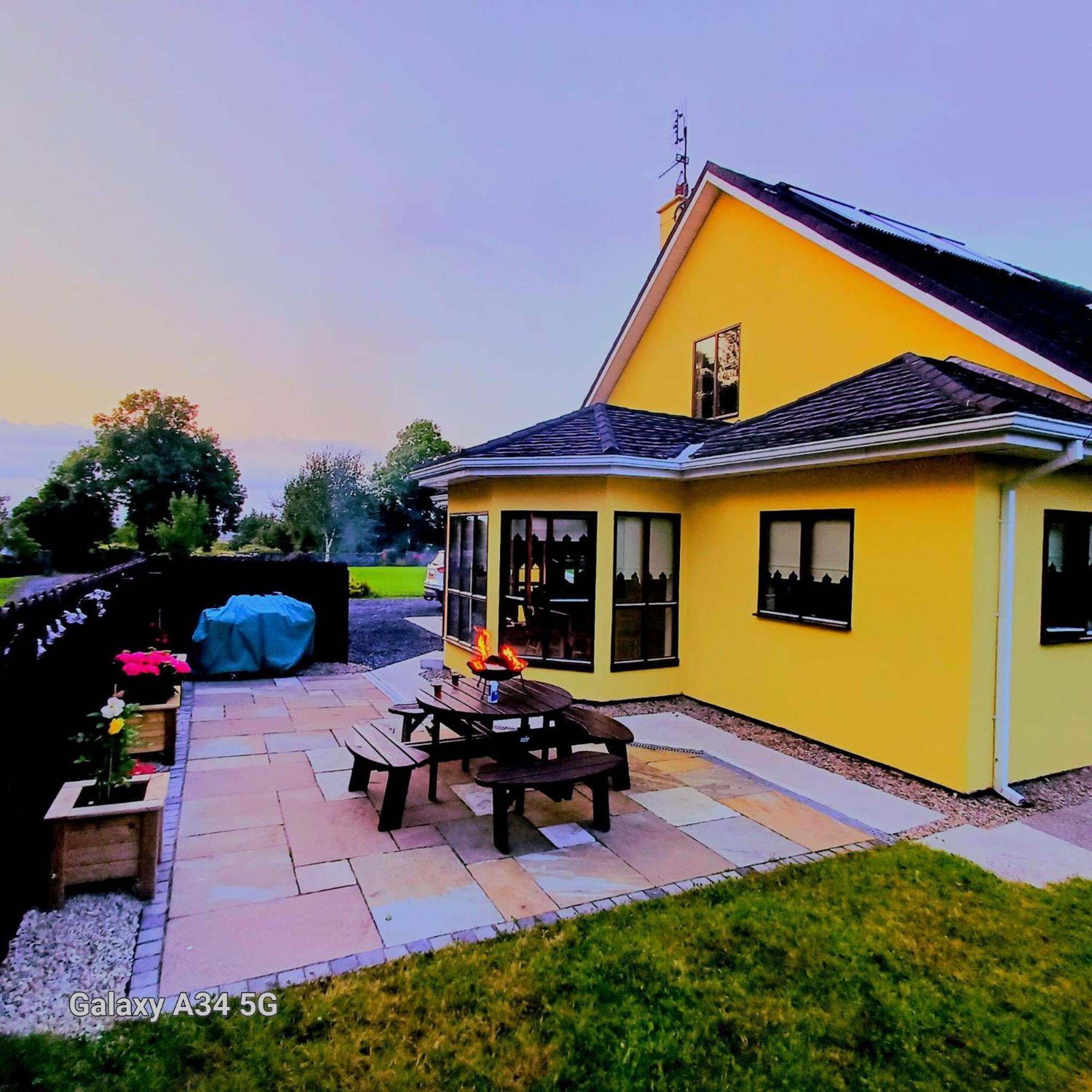 Yellow House Westport Bagian luar foto